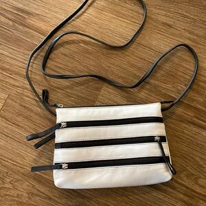 VTG Retro ili New York white & black leather zipper crossbody. Red lining Y2K
